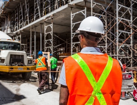 Mann auf Baustelle
